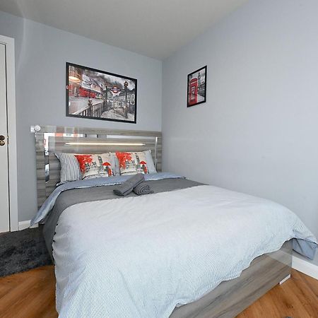 2 Bedroom Flat In Wood Green Piccadilly Line ロンドン エクステリア 写真