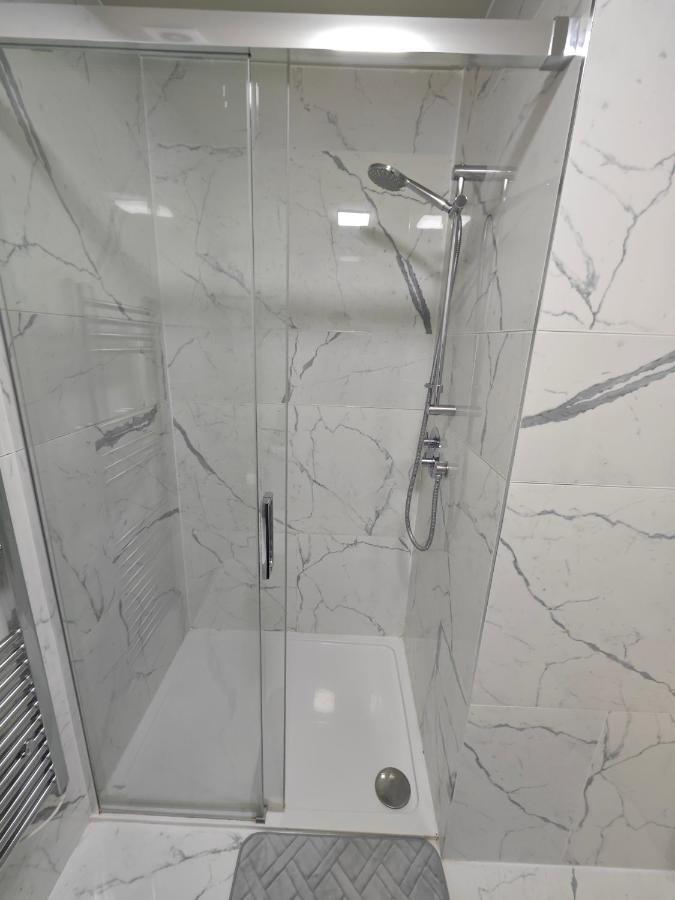 2 Bedroom Flat In Wood Green Piccadilly Line ロンドン エクステリア 写真