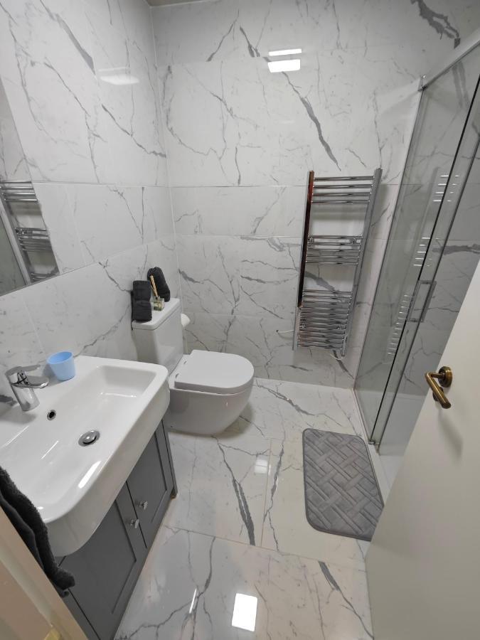 2 Bedroom Flat In Wood Green Piccadilly Line ロンドン エクステリア 写真
