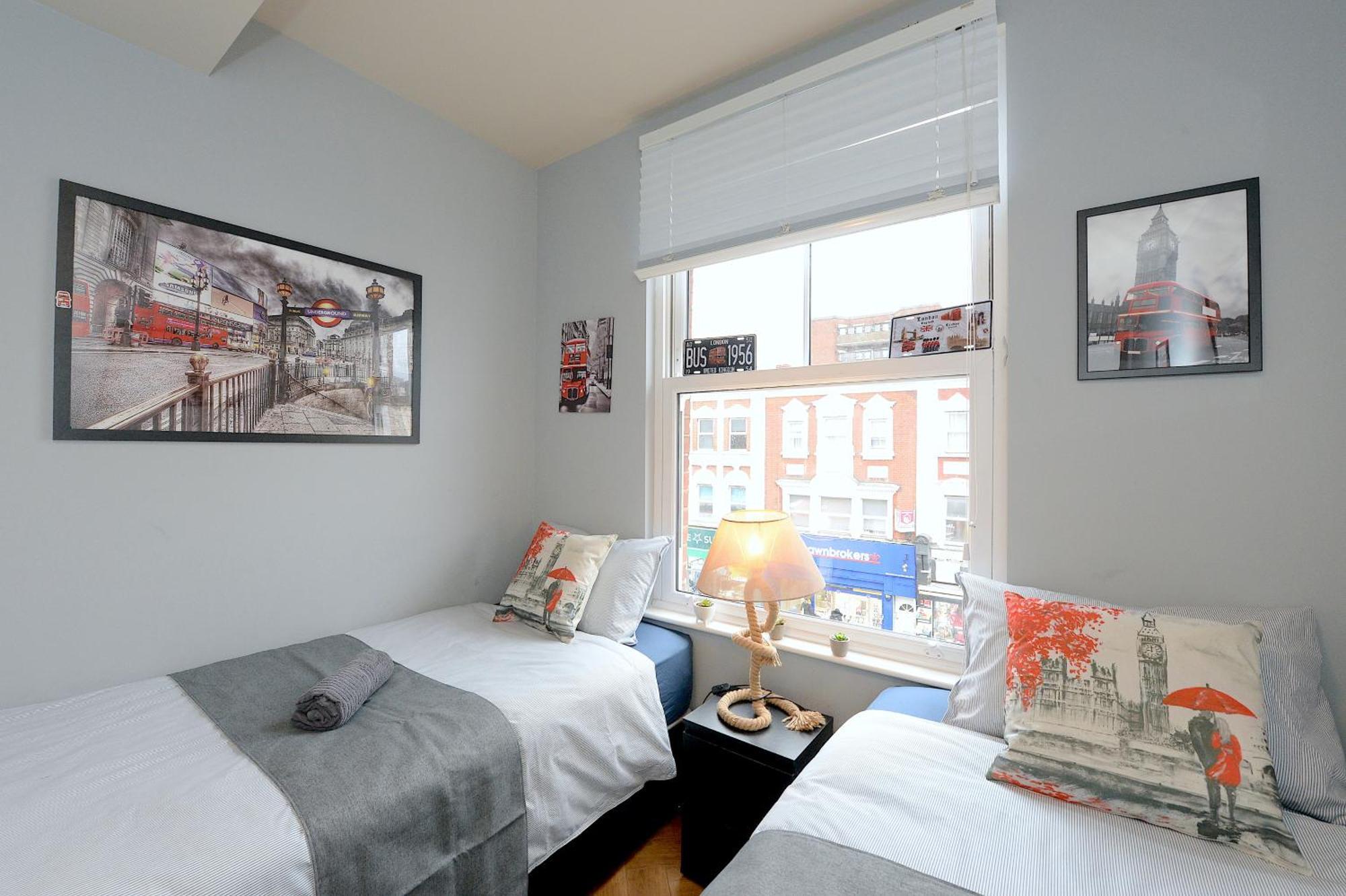2 Bedroom Flat In Wood Green Piccadilly Line ロンドン エクステリア 写真