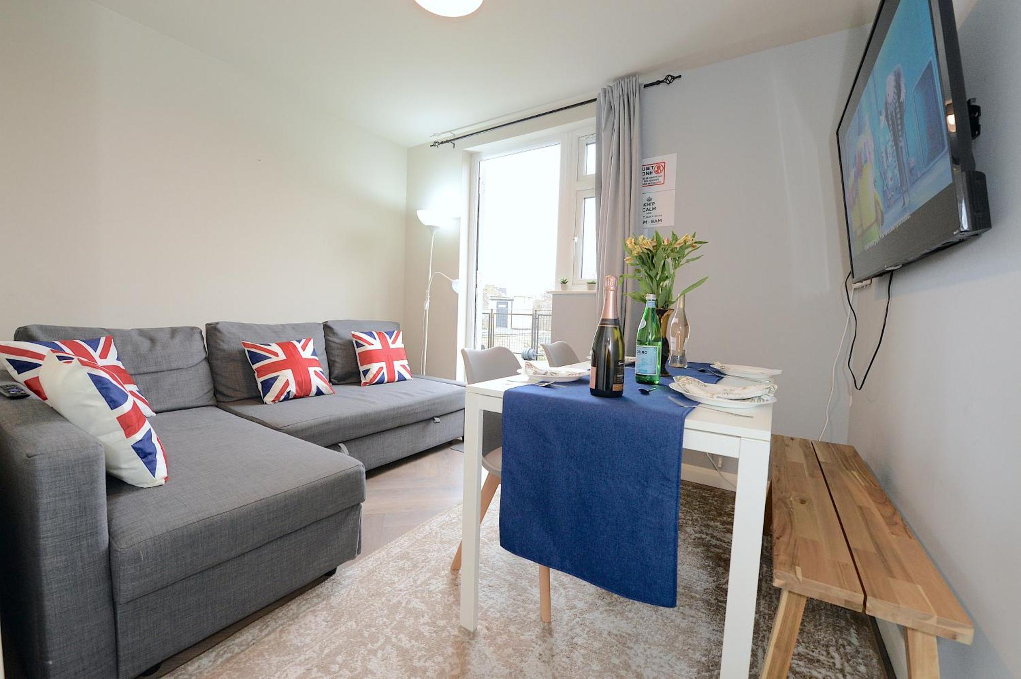 2 Bedroom Flat In Wood Green Piccadilly Line ロンドン エクステリア 写真