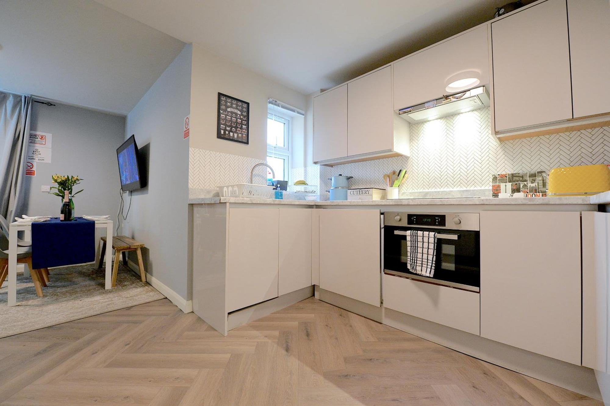 2 Bedroom Flat In Wood Green Piccadilly Line ロンドン エクステリア 写真