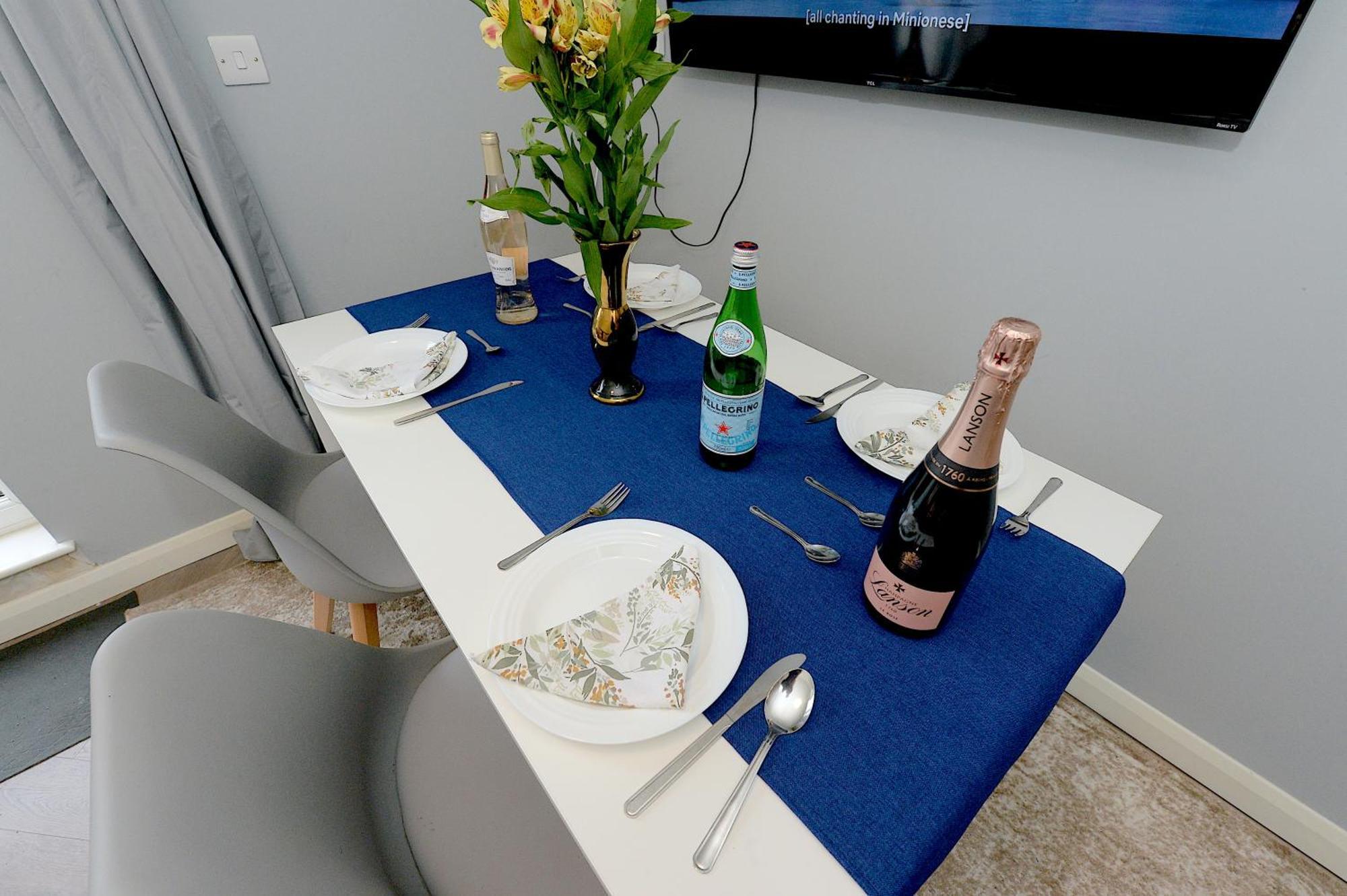 2 Bedroom Flat In Wood Green Piccadilly Line ロンドン エクステリア 写真