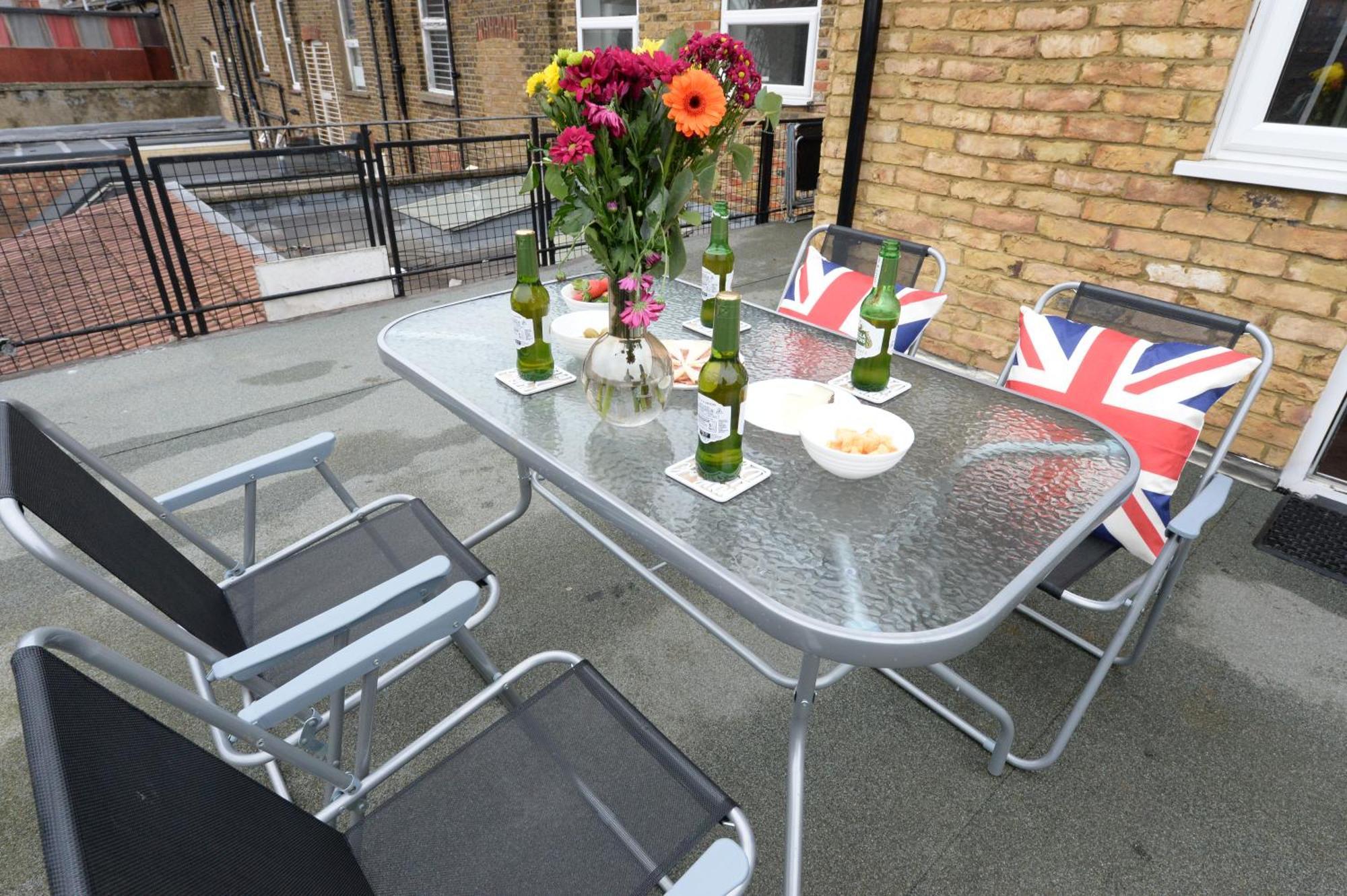 2 Bedroom Flat In Wood Green Piccadilly Line ロンドン エクステリア 写真